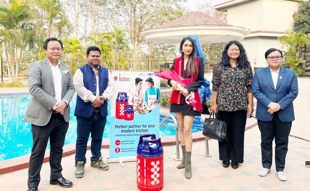 In an effort promote the usage of Indane composite gas cylinders, Solei Kumrah, Divisional LPG Head, Tinsukia Indane Divisional Office, Indian Oil Corporation Ltd handed over a 10 KG cylinder to Zuchobeni Tungoe at an event here at Niathu Resort on March 3. (Morung Photo)